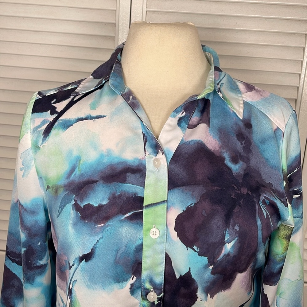 CHICO’S Painted Passion Sophia, Top Womens US
Size (S) (4) Button Up Roll Tab. - Picture 3 of 10